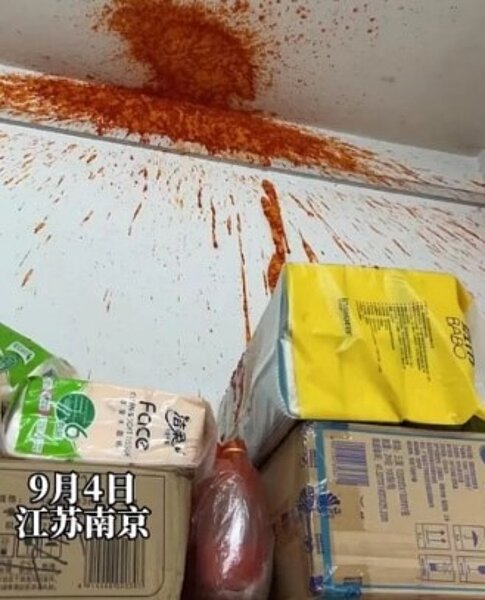 江蘇南京一所高中宿舍寢室,日前突然發生爆炸,天花板和牆壁上塗滿了紅色的糊狀物,像是案發現場。圖/取自山東商報