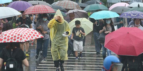 氣象局今天表示，明天南部、中部及花東山區仍要留意局部大雨。圖／聯合報系資料照