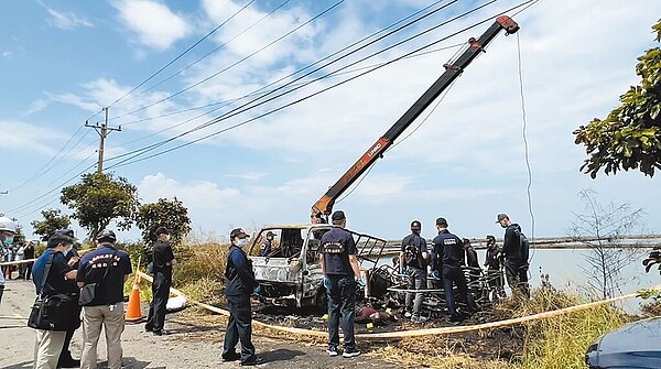 文蛤採收作業結束後,貨車準備把採收機吊掛上岸,不慎勾到6600伏特高壓電起火燃燒,造成3名工人死亡。(讀者提供)