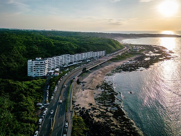 海灣新城整建維護及立面拉皮後空拍圖。圖／新北市府提供