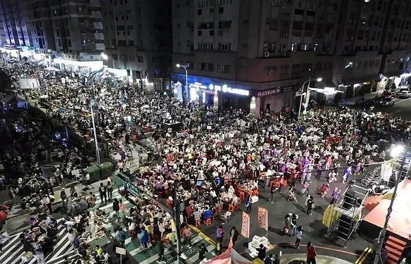 桃園中壢封街萬人烤肉今年仍暫停舉辦，僅保留健走跟聯歡晚會活動。圖／聯合報系資料照