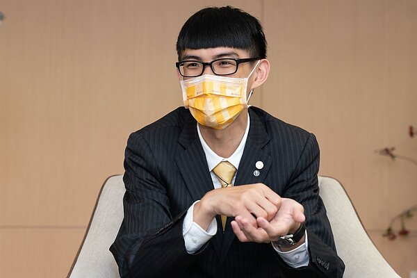 永慶房屋經紀人洪緯玄表示,永慶的誠實品牌深獲消費者信賴,讓他從來不缺服務客戶的機會。圖/永慶房產集團提供