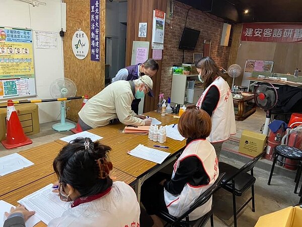 建安里里民前往活動中心領取酒精。(圖/擷取自建安里幸福有里粉絲專頁)