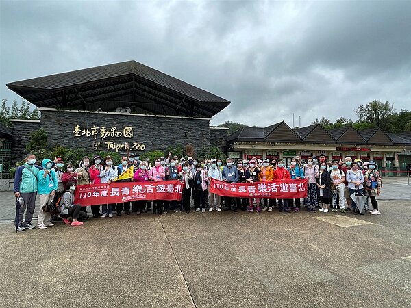 疫情前里長溫進亮舉辦「長青樂活遊臺北」出遊活動。(圖/擷取自建安里幸福有里粉絲專頁)