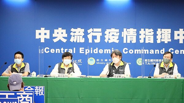 指揮中心醫療應變組副組長羅一鈞(左起)、疫情監測組組長周志浩、指揮官王必勝、發言人莊人祥。圖/指揮中心提供