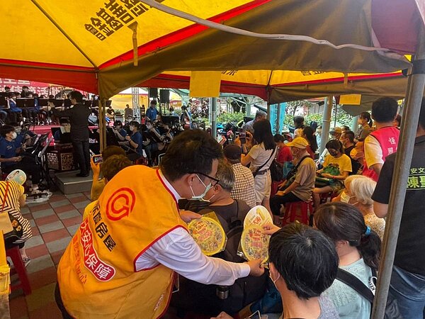 大安區龍生里特別發送桂花與七里香花苗給里民,喚醒里民的環保意識並注重美化社區。圖/永慶房產集團提供