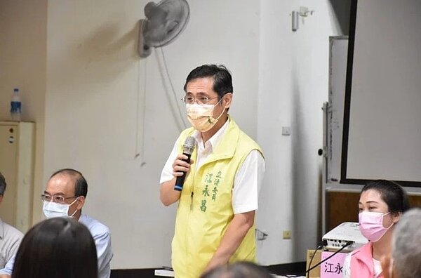 位於新北中和的「板橋至青年線#1連接站」在去年12月接連爆炸3次,讓在地居民人心惶惶,立委江永昌與當地的福美里長陳靜慧昨共同召開電塔遷移計畫地方說明會。圖/江永昌辦公室提供