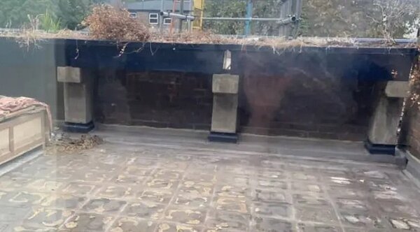 女子出門購物回到家後,卻發現陽台的磁磚都被拆掉了。圖/擷自推特