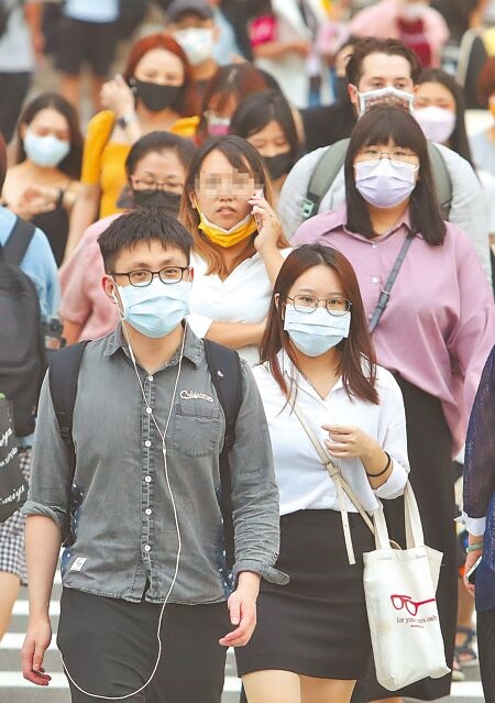 新冠肺炎疫情升溫，國內7日本土個案突破4萬例，新增4萬1021例，境外移入275例，另增26例死亡。圖為外出的民眾大多戴緊口罩，做好防疫。（劉宗龍攝）
