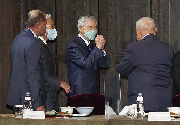 工商協進會昨天舉行理監事會議,理事長吳東亮(左二)邀請央行總裁楊金龍(右二)前來演說,楊金龍向在場理監事致意。記者潘俊宏/攝影