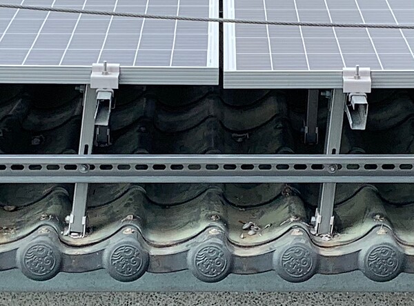 桃園市楊梅國小太陽能光電板施工,導致400萬元遮雨棚漏水,需要全拆。圖/涂權吉提供