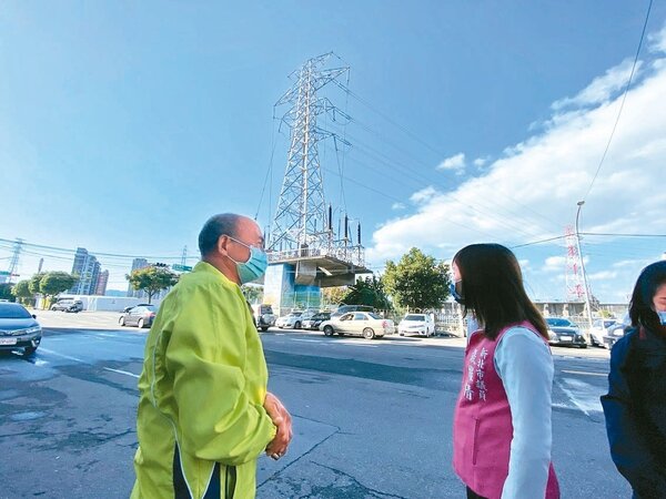 新北市中和區福祥路與勝利路口的高壓電塔去年爆炸3次，議員張維倩要求台電盡速遷移。圖／張維倩提供