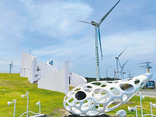 彰化縣自然生態教育中心最近加入了一座白色海豚造型公共藝術裝置《與風的對話》，日前完成驗收，引人驚豔，可望再吸引一波打卡、拍照人潮。（彰化縣政府提供）