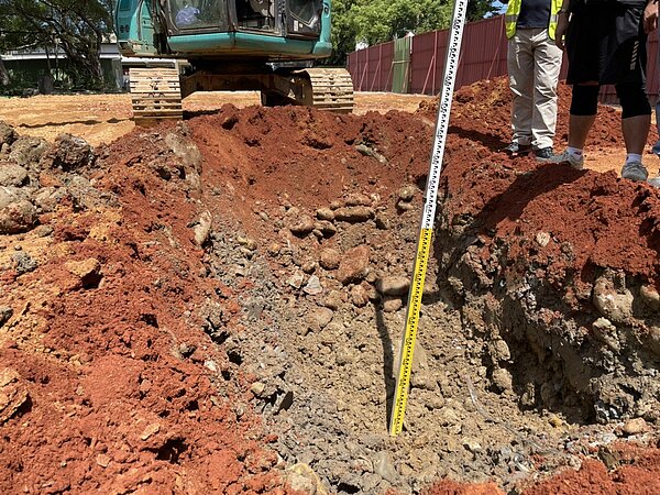 時代力量立委陳椒華質疑內柵國小校舍拆除重建工程弊案，桃園市府會勘開挖未發現。圖／新工處提供
