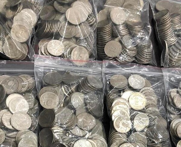 有網友去農會存5千元零錢認為遭行員刁難,當場氣哭後上網抱怨「為何看不起零錢」。圖/取自臉書「爆怨公社」