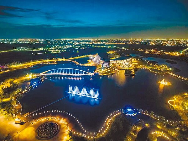 嘉義縣文化觀光局長許有仁指出,今年國慶焰火回到嘉義縣施放,考量因素包括在故宮南院上方施放焰火的城市意象極佳。(故宮南院提供)