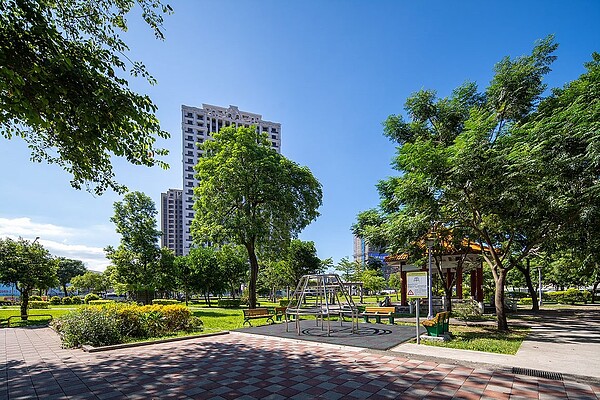 「立信天朗」具備玫瑰公園超大永久棟距及公園景觀優勢。圖／立信天朗提供
