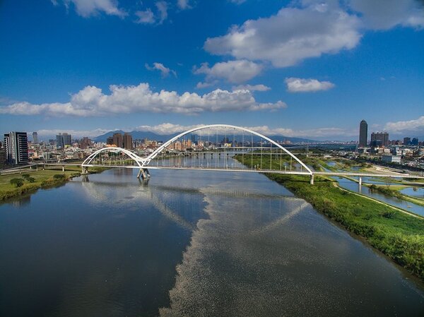 新月橋擁超美景色，又可讓住戶享受悠閒生活與運動。圖／立信天朗提供
