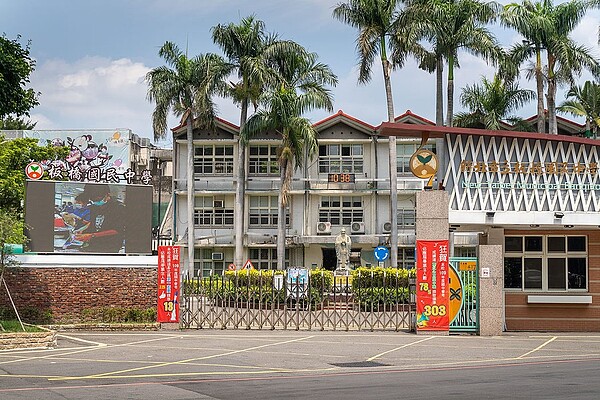 「立信天朗」旁就是板橋國中，有多元公車路線，搭車10分鐘內就可到板橋及府中捷運站。圖／立信天朗提供
