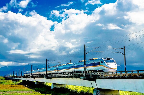 宜蘭鐵路高架化對於帶動地方發展幫助很大,先前說是2030年完工,現在又傳是2034年完工,一下子晚4年,地方民代擔心執政當局又把重大建設的核定,拿去當選舉籌碼,宜蘭人不能太樂觀。圖/宜蘭縣政府提供