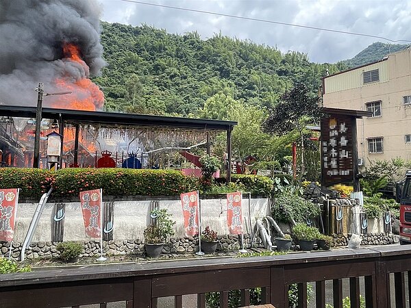 高雄市六龜區一家知名的溫泉渡假山莊,今天中午傳火警,燃燒建物為渡假小木屋,因火勢猛烈,周邊棟山莊木屋受波及,接待中心幾乎被燒毀。圖/讀者提供