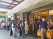 中秋買月餅！「犁記」排隊破百人、晚上得排200公尺