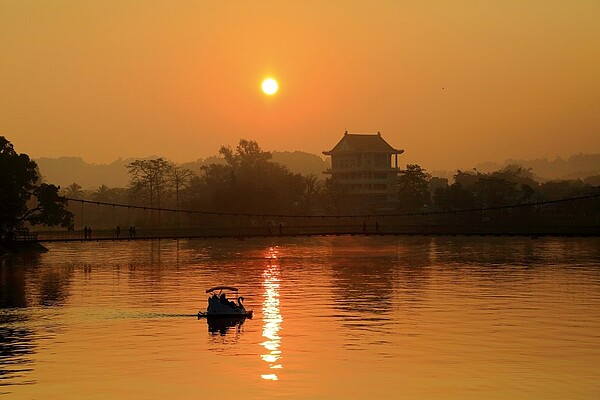 虎頭埤風景區有「台灣第一水庫」之稱,擁27公頃的廣闊水域,湖光山色更是美不勝收,也有台南小日月潭之稱。圖/南市府提供