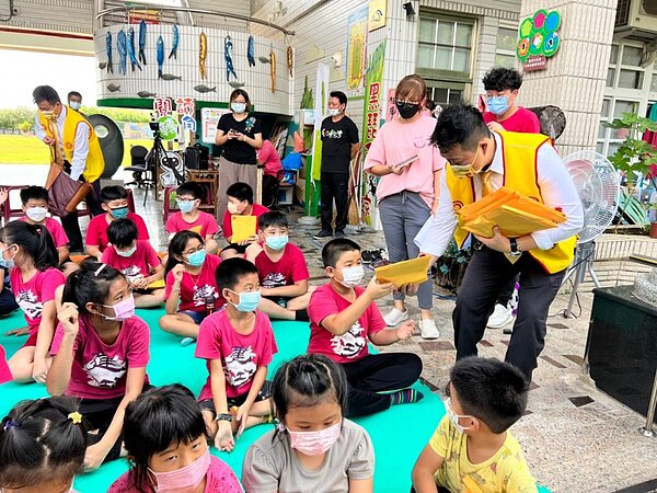 永慶加盟四品牌的夥伴們貼心為孩子們準備文具等小禮物，也化身志工於現場協助影展進行，落實永慶房產集團關懷社區的堅持。圖／永慶不動產提供