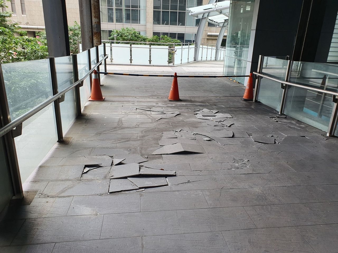 新板空廊地磚殘破不堪，民眾抱怨難以想像這是在市府旁的公共空間。記者李定宇／攝影 