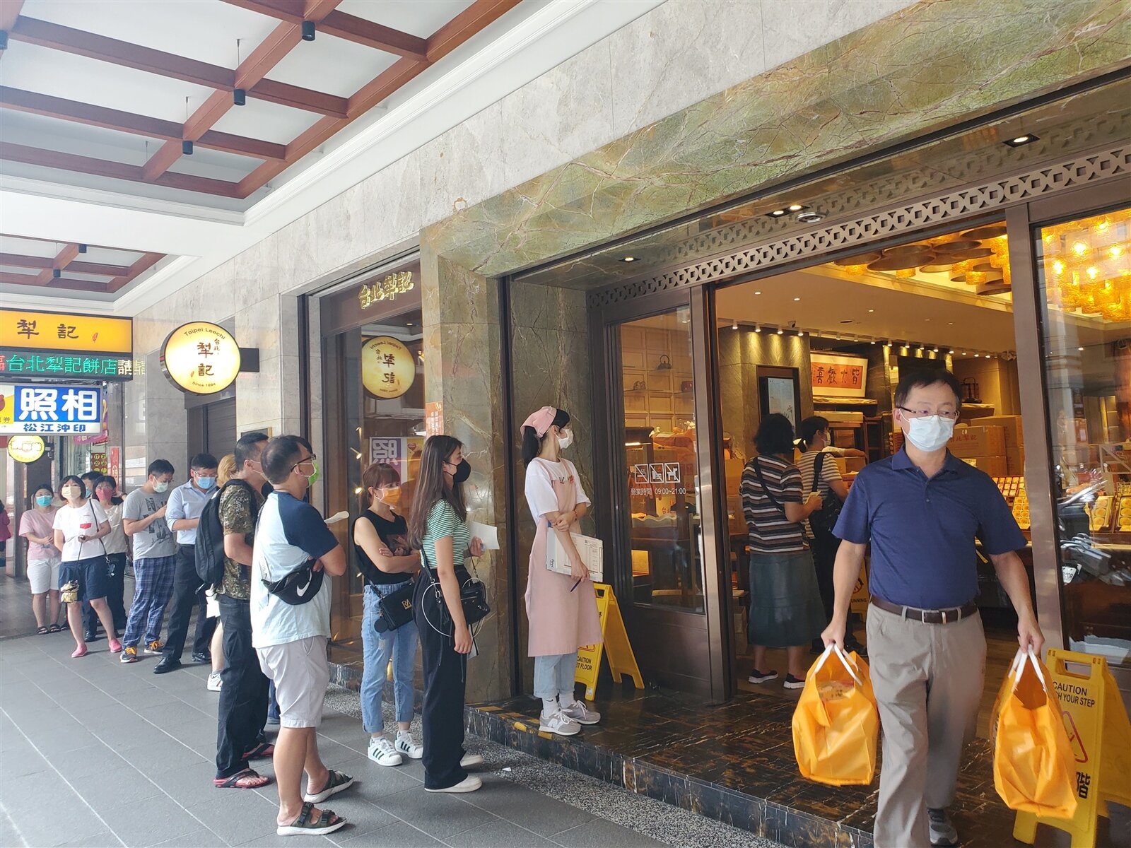 犁記店門口累積長長的排隊人潮。記者陳睿中/攝影