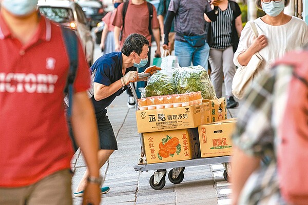 行政院長蘇貞昌昨天在行政院會核定明年基本工資月薪調升至兩萬六千四百元，時薪調升至一百七十六元。記者季相儒／攝影 