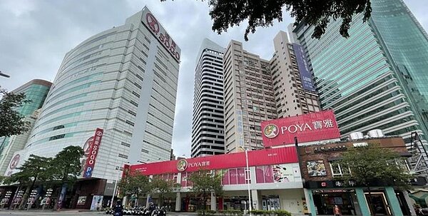 三多百貨商圈的寶雅高雄三多店土地易主,由興富發集團以每坪235.4萬元收購。圖/台灣房屋提供