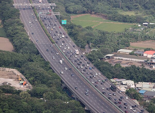 中秋連假首日,國道不少地方湧現出遊車潮,國三三鶯到龍潭南下路段出現長長車龍。記者潘俊宏/攝影