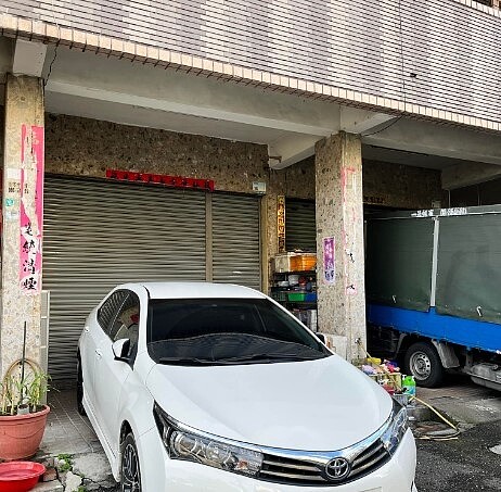 近日一名網友指出，自家住宅門前騎樓常有一輛白色轎車前來亂停，令他相當不滿，怒吼，「你最特別，幾乎早上都來停，素質是在哪裡？」圖／翻攝自《爆料公社公開版》