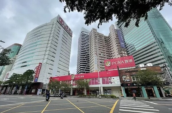 興富發集團以總價12億元,買下位於三多商圈的寶雅及隔壁兩間餐廳店面。圖/台灣房屋