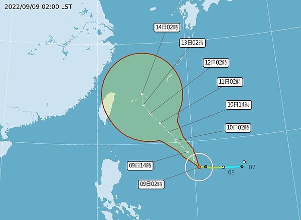 中央氣象局的路徑潛勢預測圖顯示,第12號輕颱梅花,將持續增強至中度以上;向西北前進,在宮古、石垣南方海面速度減慢、再轉北,中心移入70%的機率範圍仍偏大。圖/取自氣象局網站