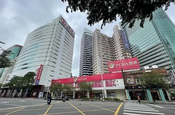 興富發集團以總價12億元,買下位於三多商圈的寶雅及隔壁兩間餐廳店面,刷新高雄亞灣區最高房價。圖/台灣房屋提供