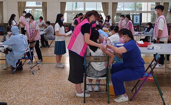 台中市府提供逾1萬2000名國中二年級女學生公費HPV疫苗校園接種服務。圖／台中市政府提供