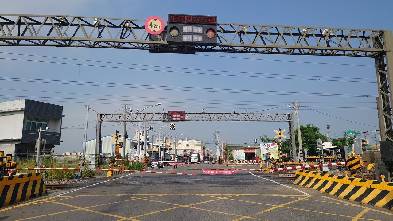 台鐵因設備故障導致平交道無法運作，今日上午仍有部分路段未修復，台鐵在中午宣布雙線展時恢復正常號誌行車。記者簡慧珍／攝影 