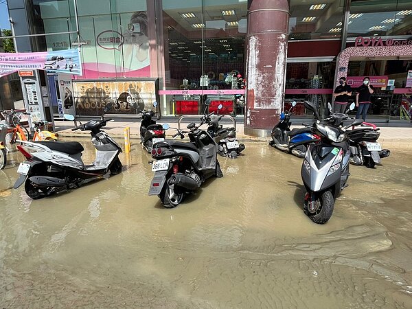 苗栗縣頭份市立圖書館前的中華路上午9點多發生1000毫米自來水幹管爆裂意外,強大水壓衝破柏油路面, 水流並湧入附近店家,道路交通受影響。圖/陳光軒提供