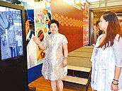 智慧衣櫃　手撥螢幕即可試穿