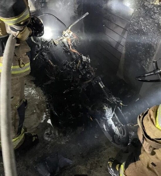 這場民宅火警很快被撲滅,現場燃燒一輛機車,屋主不解何以起火,向消防局申請火調。圖/聯合報