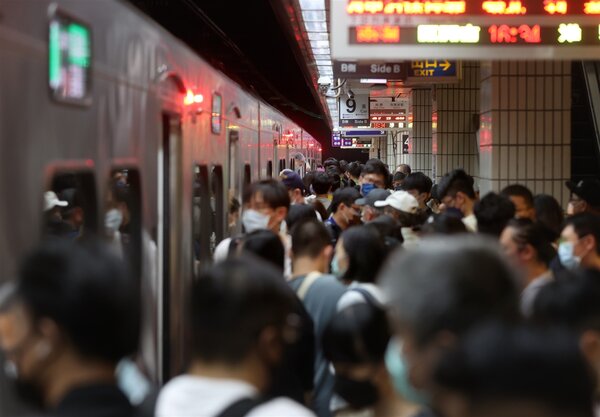 台鐵由於號誌及計軸器系統故障，昨天下午又導致部分車次被延誤，台北車站持續消化中秋節搭車的旅客。記者林澔一／攝影 