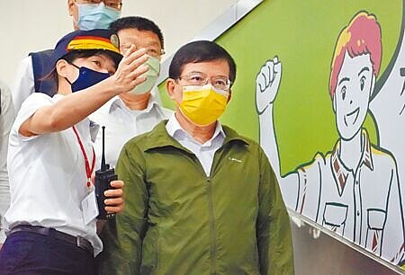 交通部長王國材9日前往台鐵視察輸運情況。（姚志平攝）