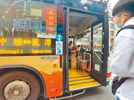 桃園市議員徐玉樹指出,受疫情影響公車減班,導致部分公車班次過少、班距過長,民眾需要久候。(陳夢茹攝)
