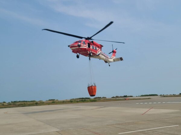 連江縣南竿鄉環資局廚餘場旁發生山林火災,因地形陡峭無法實施人力滅火,經空勤總隊出動黑鷹直升機實施空中投水滅火,才將火勢控制住,詳細起火原因尚待調查。圖/空勤總隊提供