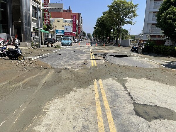 苗栗縣頭份市中華路上午9點多發生1000毫米輸水幹管爆裂意外，造成積水及路面破損，道路也封閉。圖／民眾提供