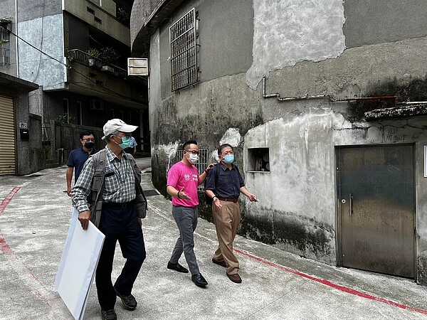 基隆廟口夜市附近「少將腳」聚落，長期供水不穩，未來可望徹底改善。圖／議員童子瑋提供