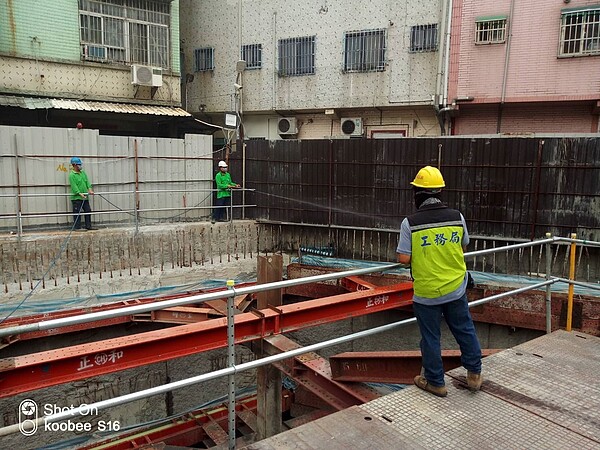 高雄日前出現首例登革熱個案，工務局立刻動員清查警戒區內建築工地，要求每天執行清消作業。圖／高雄市工務局提供