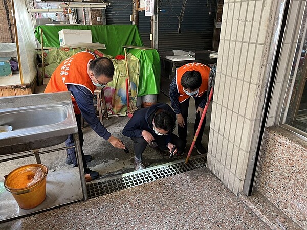 經發局長廖泰翔率團巡視憲德市場屋頂、水溝等環境死角，確實完成孳生源、髒亂點清理、投藥消毒。圖／高雄市經發局提供